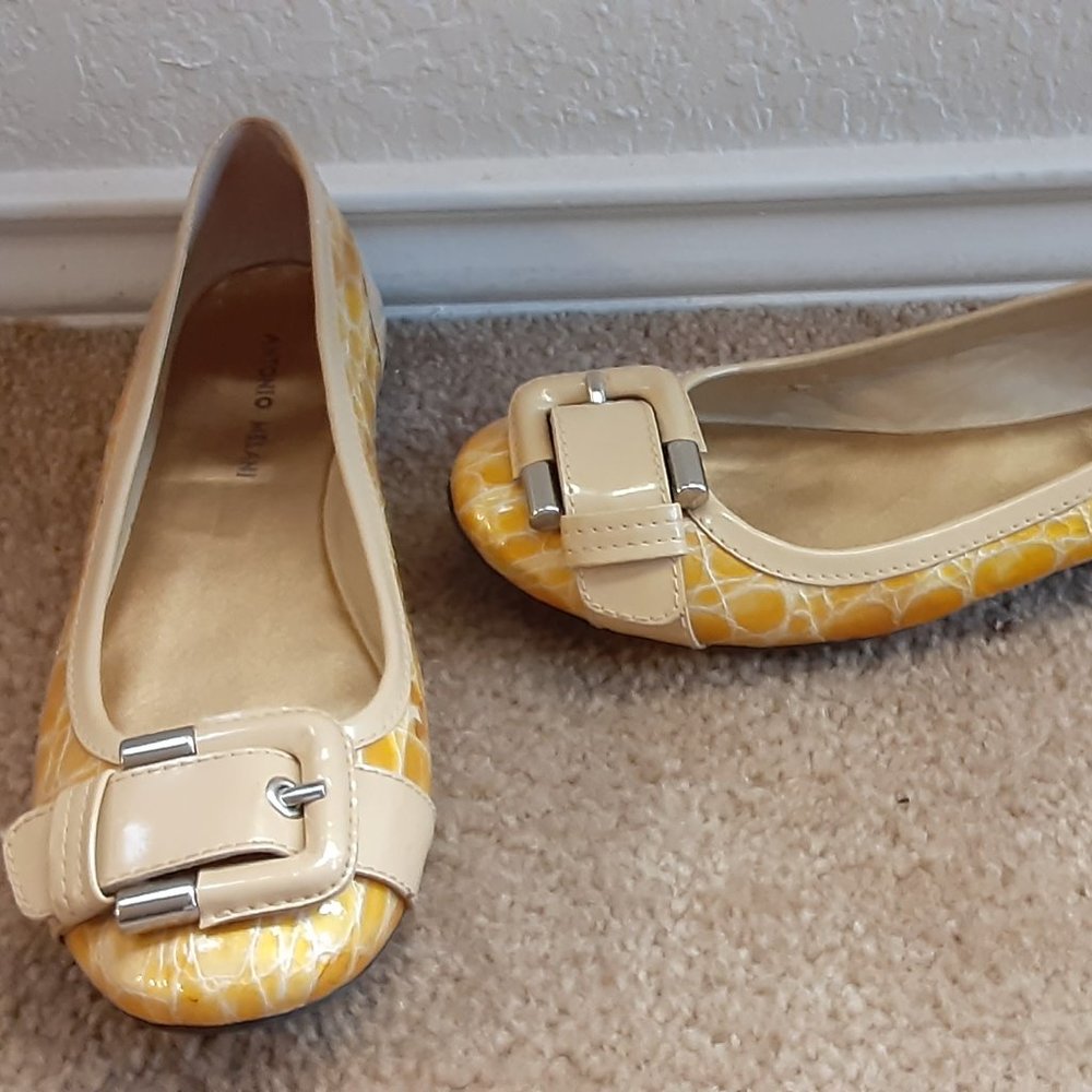 Womans flats